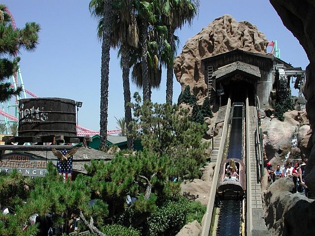 2004_16_008_KnottsBerryFarm_TimberMountainLogRide.jpg